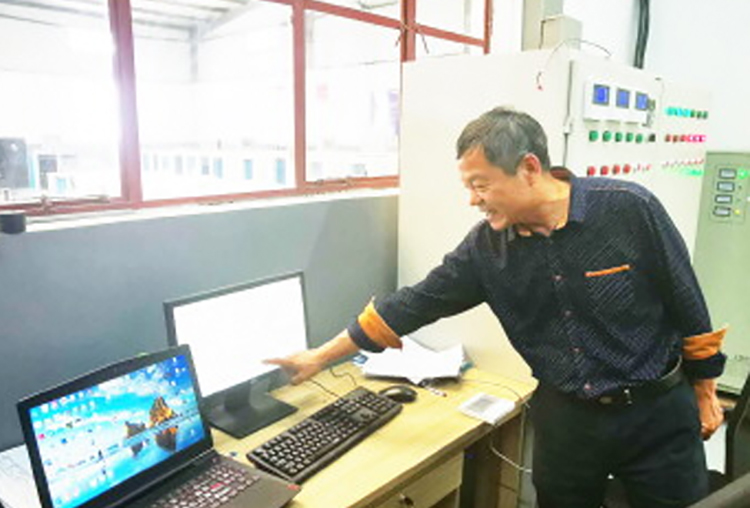 柚子直播平台科技總經理範同春指導工作